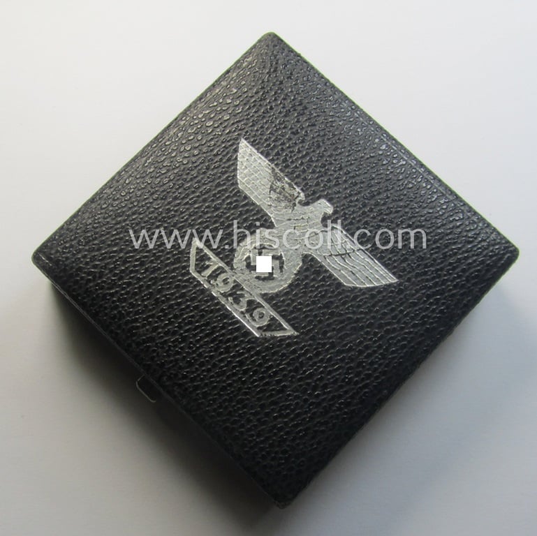 'Wiederholungsspange zum EK I. Klasse' (or: bar to the WWI IC first-class) by the maker (ie. 'Hersteller'): 'B.H. Mayer's Kunstprägeanstalt' and that comes stored in its accompanying etui