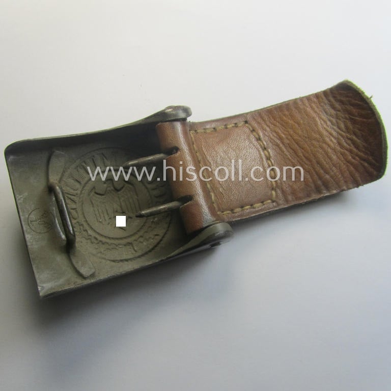 Minimally used, WH (Heeres) field-grey-coloured- and/or steel-based belt-buckle being a clearly maker-marked example that comes mounted onto its maker- (ie. 'E. Schneider - Lüdenscheid'-) marked and/or '1940'-dated leather-based tab