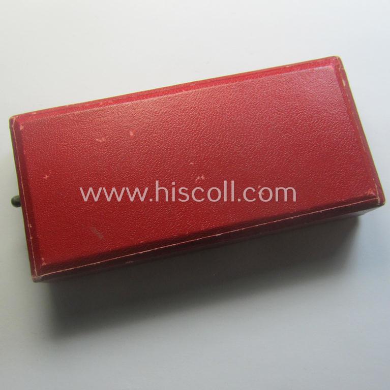 'Treuedienst Ehrenzeichen 1. Klasse' being a non-maker-marked example that comes in its neatly maker- (ie. 'Deschler & Sohn'-) marked etui