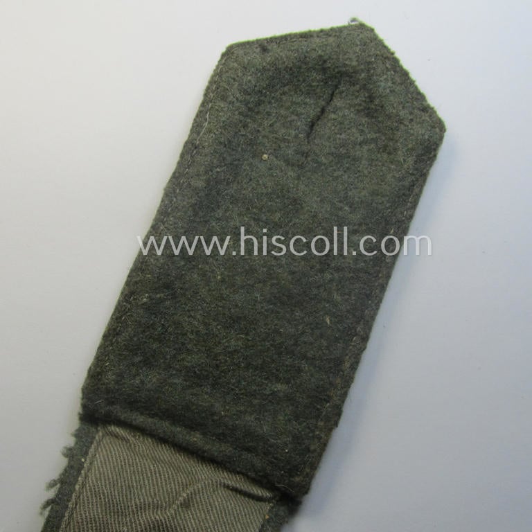 Single, 'cyphered'- (and I deem early- ie. mid-war-period) WH (Kriegsmarine) NCO-type shoulderstrap as was intended for usage by an: 'Unteroffizier eines Küsten-Artillerie-Abtlgs.'