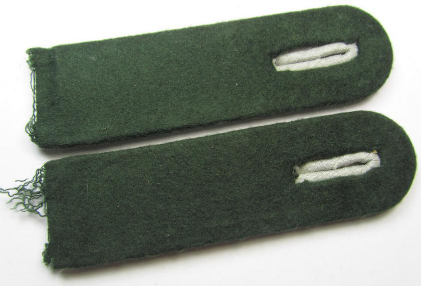 Fully matching pair of WH (Kriegsmarine ie. 'Küstenartillerie') officers'-type shoulderboards (as was specifically intended for uage on the field-grey-coloured tunics) as intended for a: 'Leutnant eines Küstenartillerie-Abteilungs'