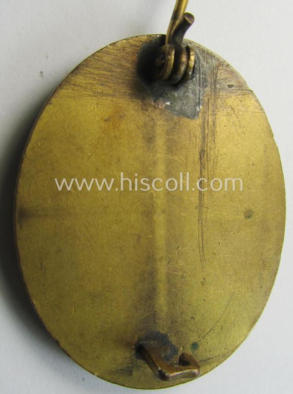 Attractive - luxuriously-styled albeit clearly used- and/or worn and period-repaired! - 'Verwundeten-Abzeichen in Gold' being a typical non-maker-marked- and/or: 'Buntmetall'-based example as was (I deem) produced by the maker: 'Hauptmünzamt Wie...