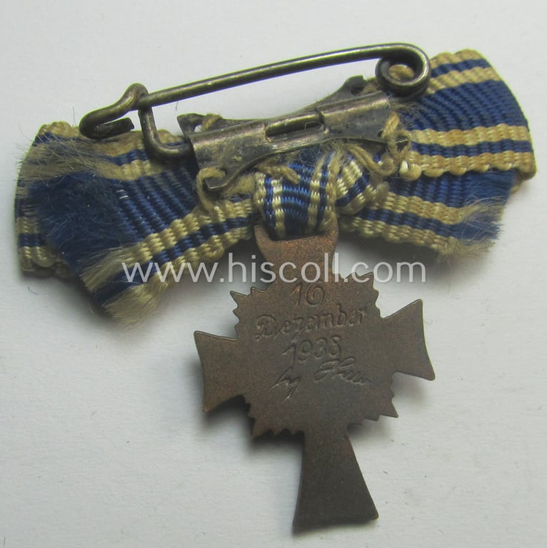 Miniature of an: 'Ehrenkreuz der deutschen Mutter - dritte Stufe' (or: bronze-class mothers'-cross) being a (typical) non-maker-marked example