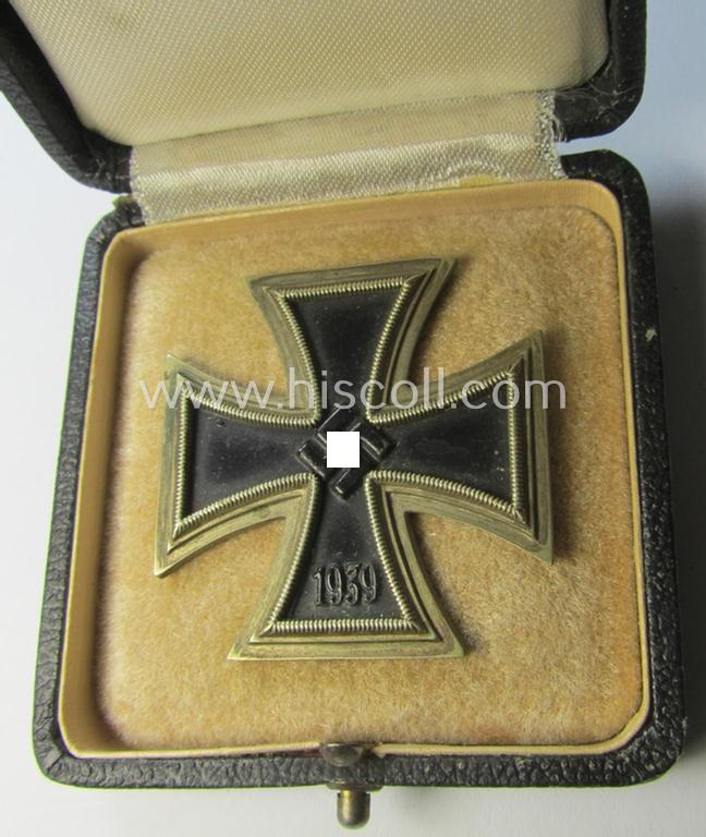 Attractive, 'Eisernes Kreuz 1. Kl.' (or: Iron Cross 1st class) being (I deem) a typical, non-maker-marked example by the maker (ie. 'Hersteller'): 'Rudolf Souval' and that comes in its original, 'generic-styled' etui as issued and found