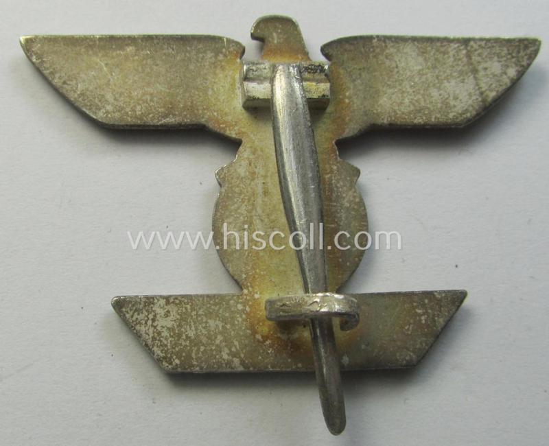 Neat, 'Wiederholungsspange zum EK I. Klasse' being a non-maker-marked example as executed in (tarnished) silver-toned 'Buntmetall' as was produced by the: 'Otto Schickle'-company and that comes in an overall nice- and/or untouched, condition