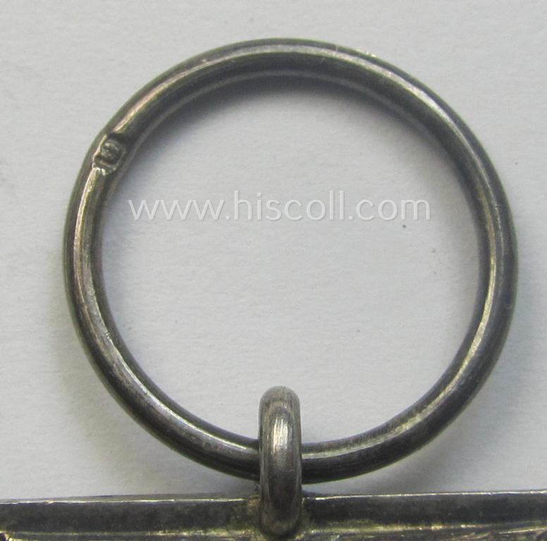 Attractive - and quite unusual! - WWI-period: 'Eisernes Kreuz II. Klasse' (or: iron cross second class) being a maker- (ie. 'O'-) marked example that comes stored in its luxuriously-styled, black-coloured etui as issued and/or found