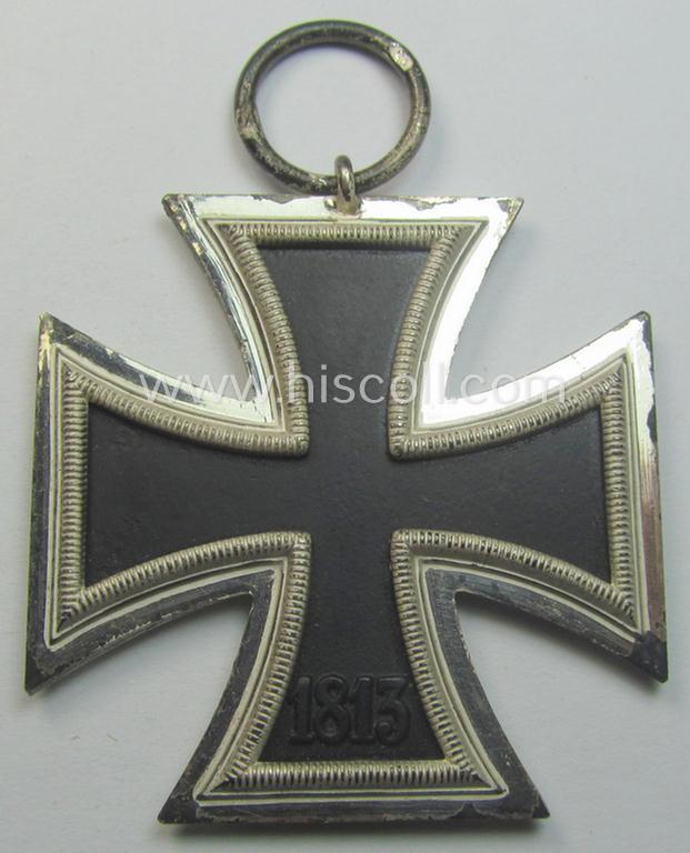 'Eisernes Kreuz II. Klasse' being a maker- (ie. '13'-) marked example that comes together with its confectioned ribbon (ie. 'Bandabschnitt') as was produced by the maker (ie. 'Hersteller'): 'Gustav Brehmer'