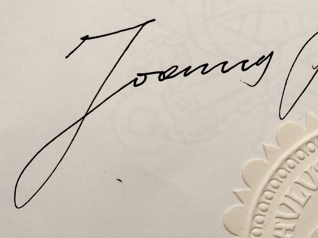 MAGNIFICENT AUTHENTIC SAINT POPE JOHN PAUL II HAND SIGNED VATICAN DOCUMENT.