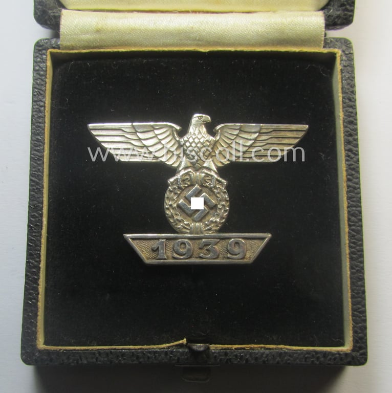 Superb, 'Wiederholungsspange zum EK I. Klasse' (or: bar to the WWI IC first-class) by the maker (ie. 'Hersteller'): 'Eugen Schmidthaussler' and that comes stored in its accompanying etui