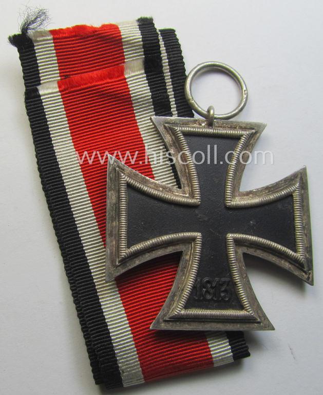 'EK II. Klasse' being a maker- (ie. '4'-) marked example that comes together with its original- and never-mounted ribbon (ie. 'Bandabschnitt') as was produced by the maker (ie. 'Hersteller'): 'Steinhauer u. Lück'