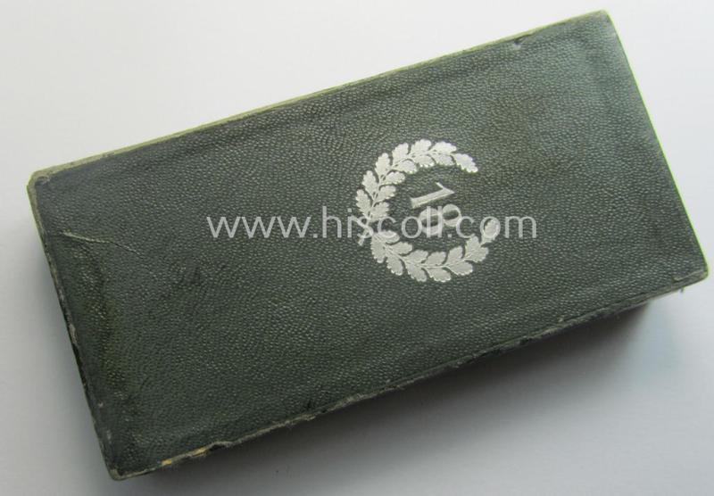 Bright-silver-toned 'Polizei-D.A. 2. Stufe' (or: police loyal-service medal 2nd class) that came together with its period (& long-sized) ribbon (ie. 'Bandabschnitt') and that comes stored in its scarcely seen, green-coloured etui