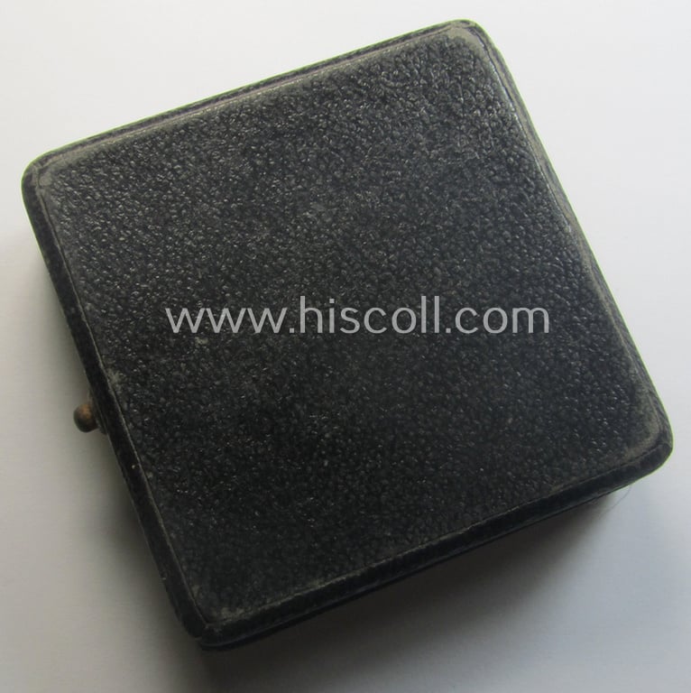 'Kriegsverdienstkreuz 1. Kl. ohne Schwn.' being a clearly maker- (ie. '4'-) marked and/or: 'Buntmetall'-based specimen by: 'Steinhauer & Lück' in its (luxurious) etui as issued