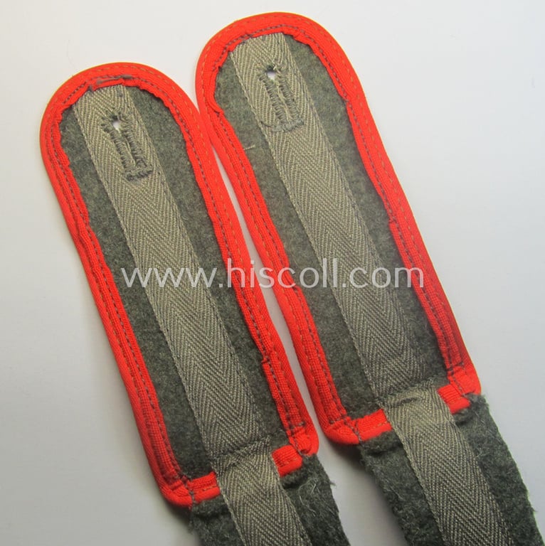 Superb pair of later-war-period, so-called: 'M44'-pattern and/or simplified, WH (Heeres) EM'-type shoulderstraps as piped in the bright-red-coloured branchcolour as intended for usage by a: 'Soldat der (Sturm)Art.-Trpn.'