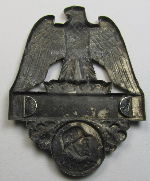 Commemorative, WHW- (ie. 'Winterhilfswerke'-) related 'tinnie' being a non-maker marked example depicting an eagle-device (coupled with steelhelmet) and showing the text: 'Gebirgsjäger'