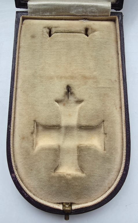 WW1/WW2 Military Cross medal case