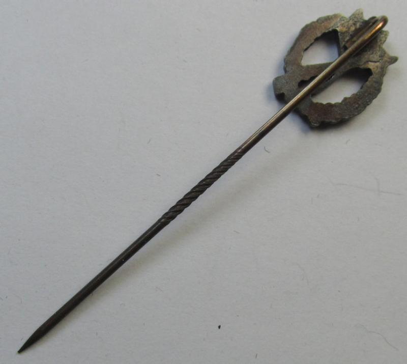 Neat - and only 17 mm. sized! - 'Infanterie-Sturmabzeichen in Silber' (or: silver-class, infantry-assault badge ie. IAB) miniature lapel-pin (being a non-maker-marked example as executed in silver-coloured- and I deem 'Buntmetall'-based metal)