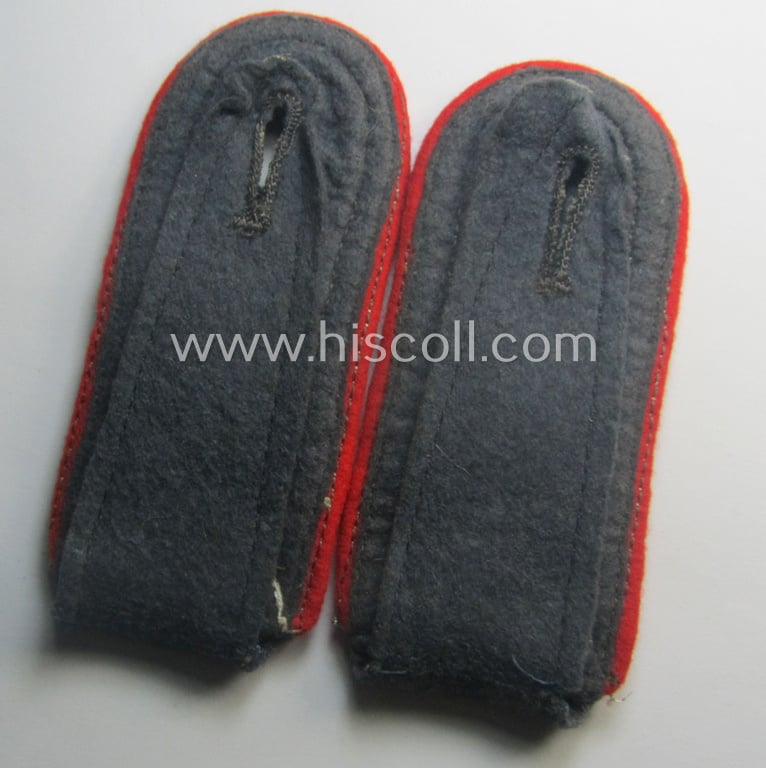 Neat - and/or fully matching! - pair of WH (Luftwaffe) 'privately-purchased' NCO-type shoulderstraps as piped in the bright-red branchcolour as was intended for an: 'Oberfeldwebel o. Oberwachtmeister der Flak-Art.-Trpn.'
