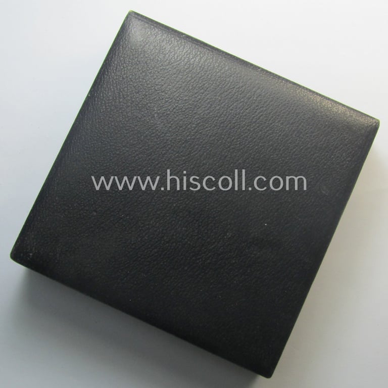 Attractive - albeit empty! - 'simplified' etui as was specifically intended to store a: WH (Heeres, LW etc.) 'Deutsches Kreuz im Gold' (or DKiG) that comes in an overall nicely preserved condition