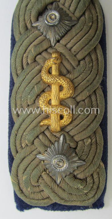 Attractive - albeit regrettably single - neatly 'cyphered' WH (Heeres) officers'-type shoulderboard as piped in the darker-blue-coloured branchcolour as was intended for an: 'Oberst u. Arzt eines Sanitäts-Abteilungs'
