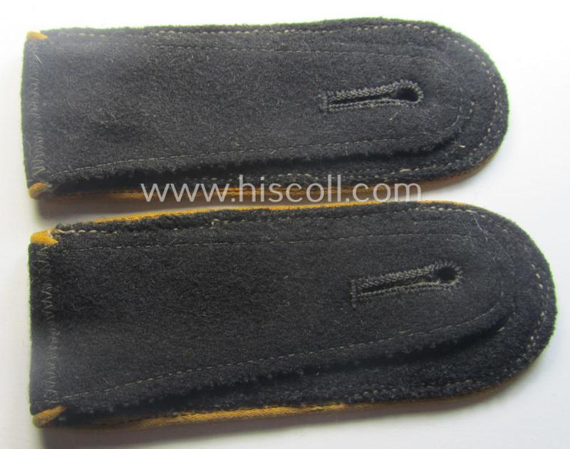 Pair of WH (Heeres) NCO-type shoulderstraps (as was specifically intended to be used on the black-coloured, 'wrap-around'-styled Panzer-tunics) as intended for an: 'Uffz. einer Kav.- o. Aufkl.-Schützen-Rgts.'