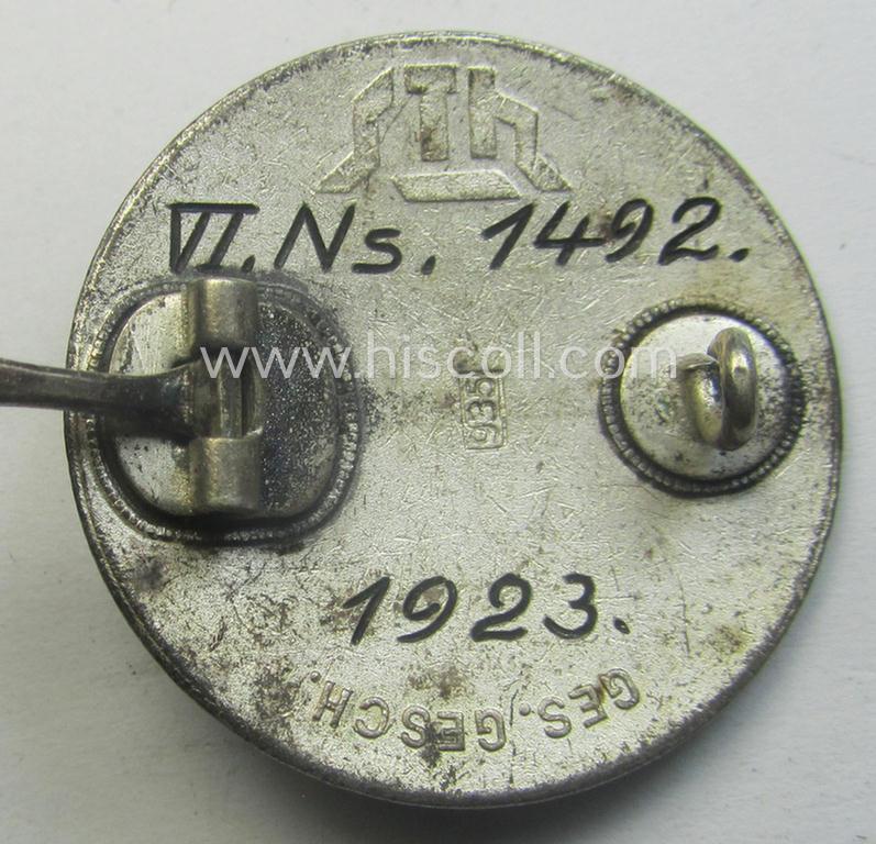 Enamelled lapel-pin: 'Der Stahlhelm' - Bund der Frontsoldaten (Sta) - Eintrittsabzeichen 1923' being a nicely engraved (ie. 'VI.Ns. 1492 - 1923'-) example that comes in an overall very nice- (and/or fully undamaged!), condition