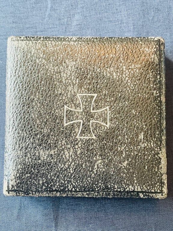 WW2 GERMAN CASED IRON CROSS 1st CLASS WITH MAKER STAMP AND MATCHING NAMED MAKER BOX OF ISSUE. ADDITIONAL PHOTOS