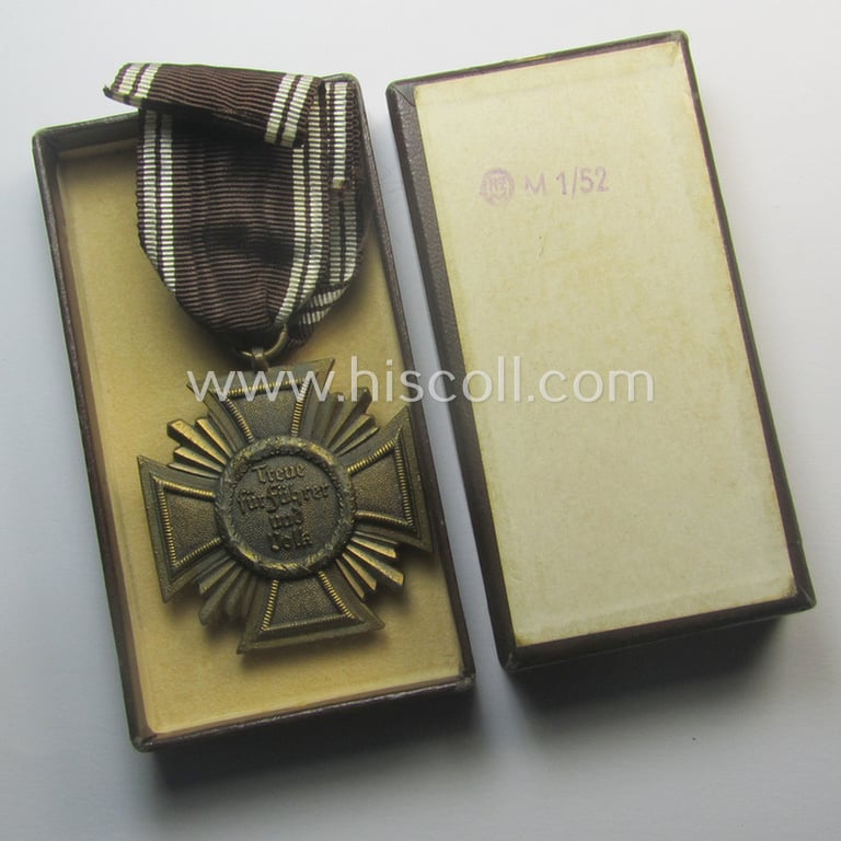 'N.S.D.A.P. Dienstauszeichnung in Bronze' (ie. '3. Stufe für 10 Jahre t. D.') being a non-maker-marked example that comes stored in its typical two-pieced (and/or: 'RzM M1/52'-marked)  etui as issued