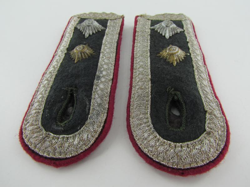 NCO shoulder boards for a Hauptfeldwebel in Nebelwerferabteilung