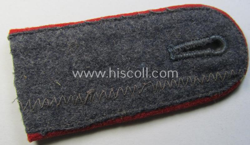 Attractive - albeit regrettably single! - WH (LW) 'cyphered', EM-type shoulderstrap as piped in the bright-red-coloured branchcolour as intended for usage by a: 'Soldat' who served within the: 'Flak-Artillerie-Abteilungs 4'