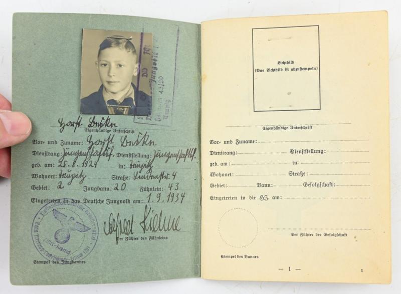 German Hitler Youth Leistungsbuch with insignia