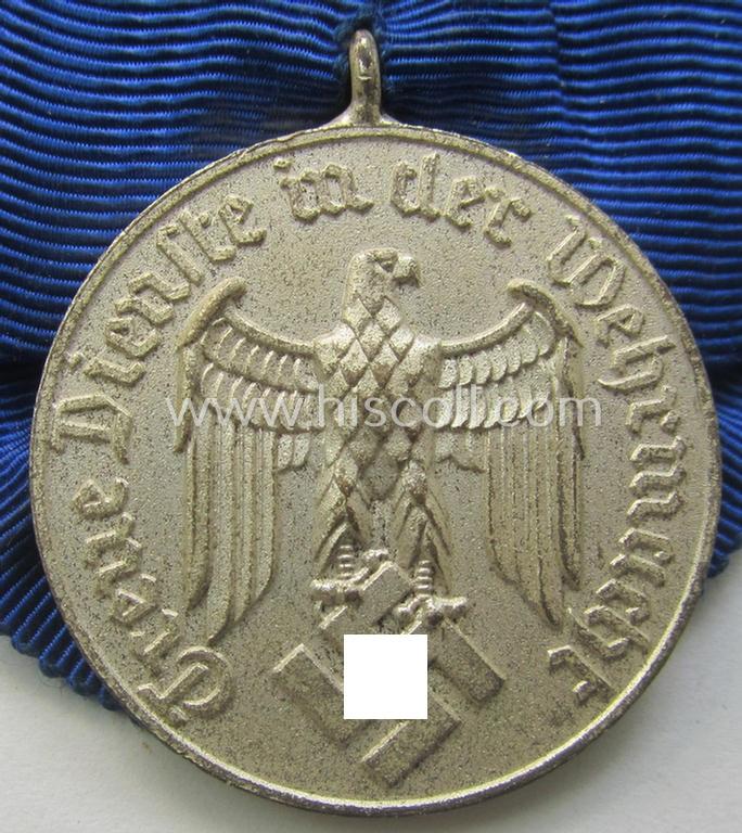 Bright silver-toned WH (Heeres- o. KM) so-called: 'Einzelspange' showing a: 'WH-Dienstauszeichnung 4. Stufe' (as was intended for 4 years of loyal-service) and that shows a detailed, 'Heeres'-type-eagle-device, period-attached