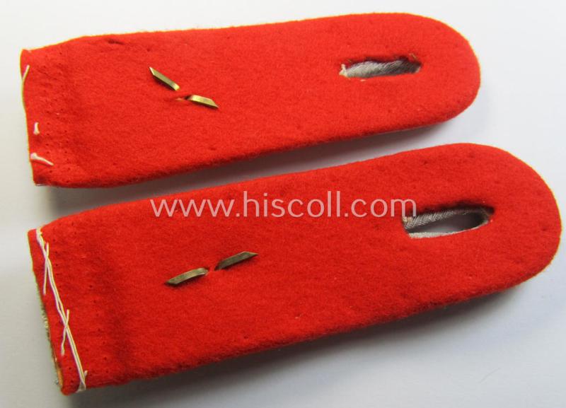 Neat - and fully matching! - pair of WH (Heeres) officers'-type shoulderboards as piped in the bright-red- (ie. 'hochroter'-) coloured branchcolour as was intended for an: 'Oberleutnant eines (Sturm)Artillerie-Rgts. o. Abts.'