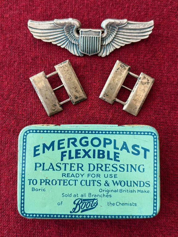 AUTHENTIC USAAF SILVER PILOTS WINGS AND CAPTAIN RANK BARS IN WARTIME BOOTS TIN. ADDITIONAL PHOTOS