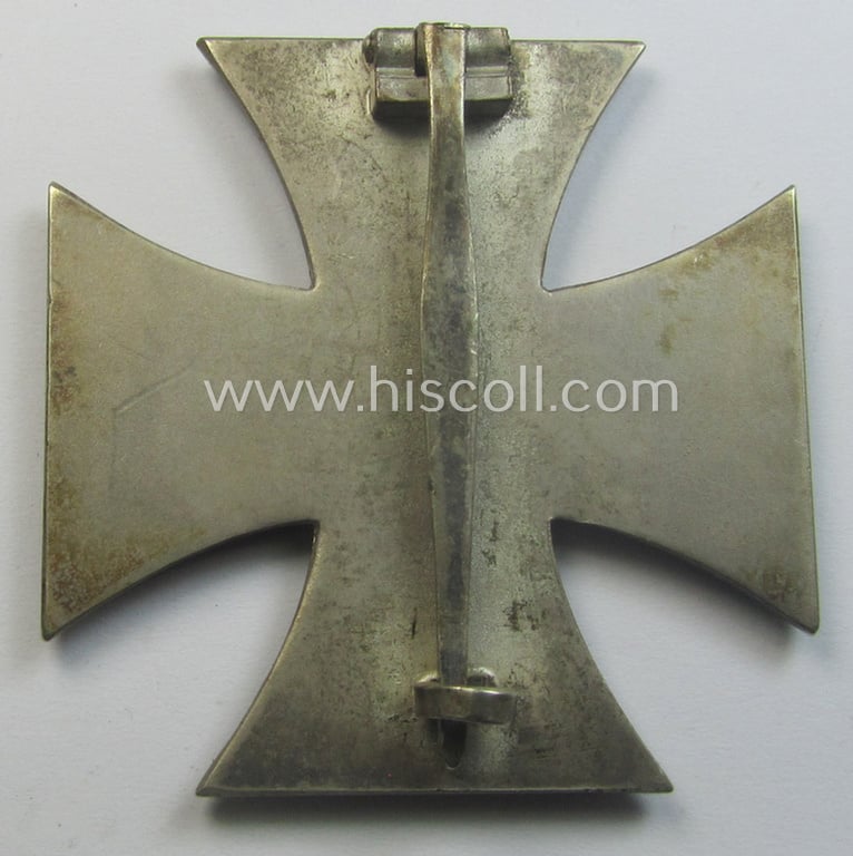 'Eisernes Kreuz 1. Kl.' (or: Iron Cross 1st class) being a (typical) maker- (ie. '100'-) marked example by the maker (ie. 'Hersteller'): 'R. Wächter u. Lange' and that comes in its original etui as issued