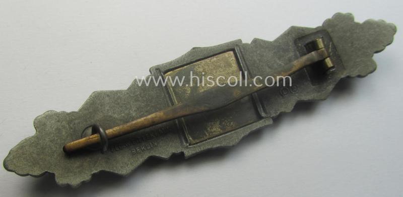 'Nahkampfspange in Bronze' (or: bronze-class close-combat clasp ie. CCC) being a maker- (ie. 'FLL'-) marked- and minimally converse-shaped so-called: '3rd pattern'-specimen as was produced by the maker- (ie. 'Hersteller') 'Friedrich Linden'