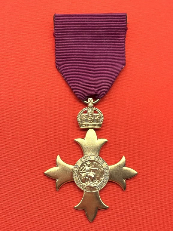 STUNNING AUTHENTIC ORIGINAL BRITISH WWI 1917 CASED OBE STERLING SILVER MEDAL.