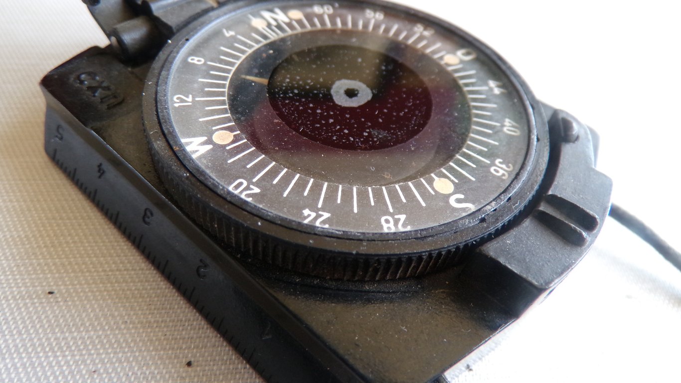 WH Bakelite Marching Compass - cxn