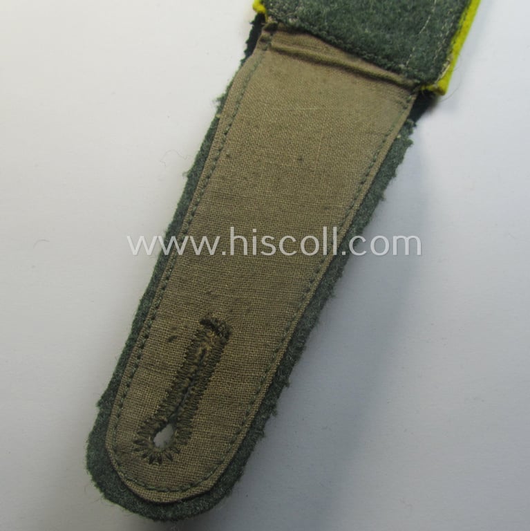 Single, 'M40'-pattern WH (Heeres) NCO-type shoulderstrap: 'Uffz. der Nachrichten-Trpn.'