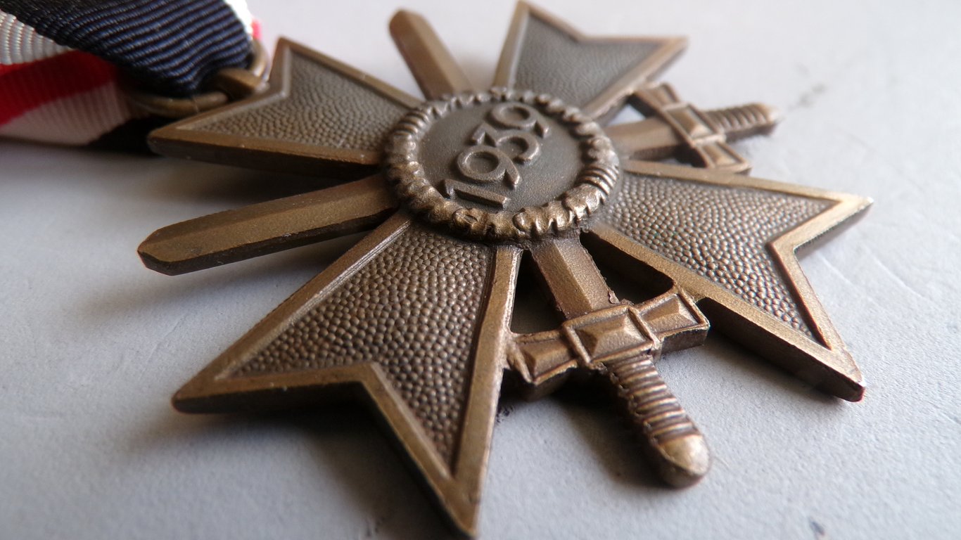 Kriegsverdienskreuz mit schwerten