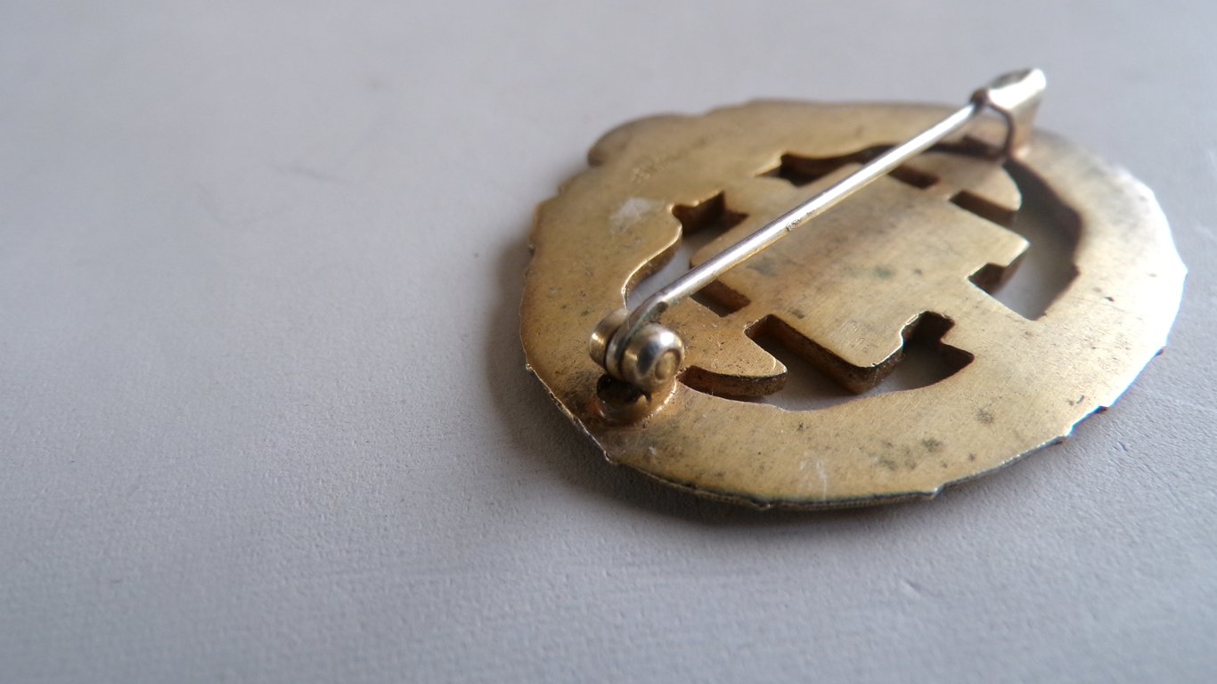 NSRL Heavy Athletics Badge in gold