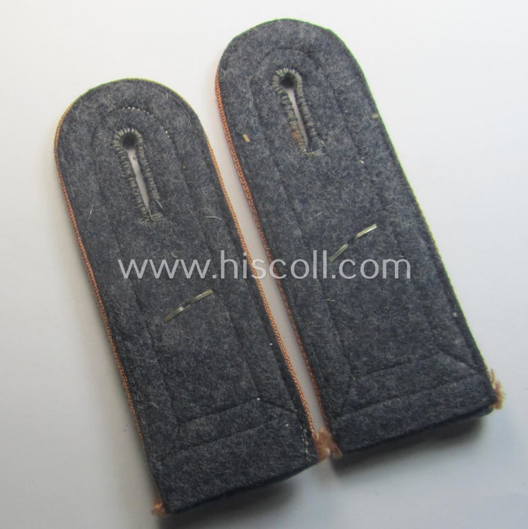 Pair of WH (Luftwaffe) NCO-type shoulderstraps as piped in the light- ie. rust-brown- (ie. 'hell- o. kupferbrauner'-) coloured branchcolour: 'Feldwebel der LW-Nachrichten-Trpn.'