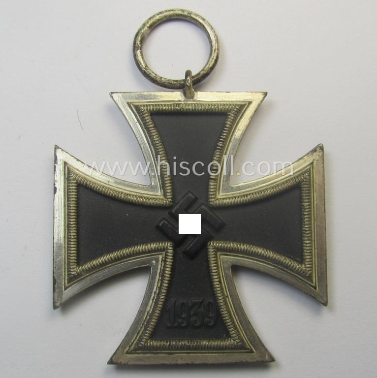 'EK II. Klasse' being a maker- (ie. '4'-) marked example that comes together with its original- and never-mounted ribbon (ie. 'Bandabschnitt') as was produced by the maker (ie. 'Hersteller'): 'Steinhauer u. Lück'