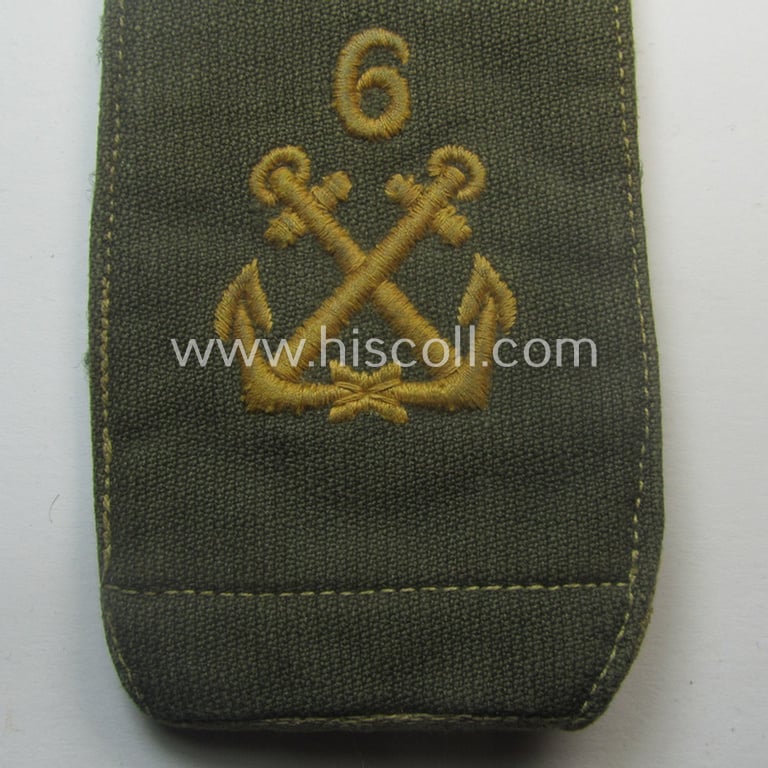Neatly 'cyphered'- (and pre-war-period albeit regrettably single!), WH (Kriegs- o. Reichsmarine) EM-type shoulderstrap as constructed from HBT-material as intended for a: 'Soldat des Küsten-Artillerie-Abtgs. 6'