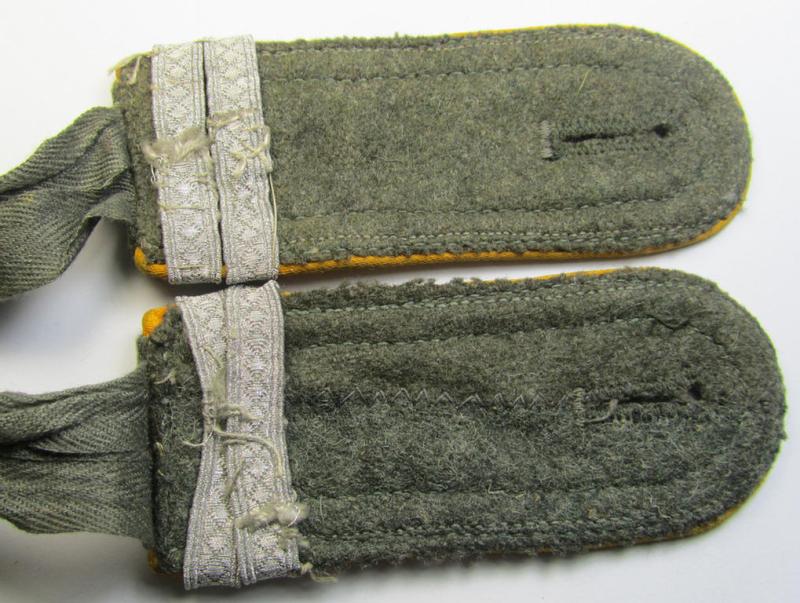 Superb - and/or fully matching! - pair of very late-war-period- ie. 'M44'/'M45'-pattern, WH (Heeres) NCO-type shoulderstraps as was intended for usage by an: 'Unteroffizier u. Offiziers-Anwärter eines Kavallerie- o. Aufklärungs-Abteilungs'