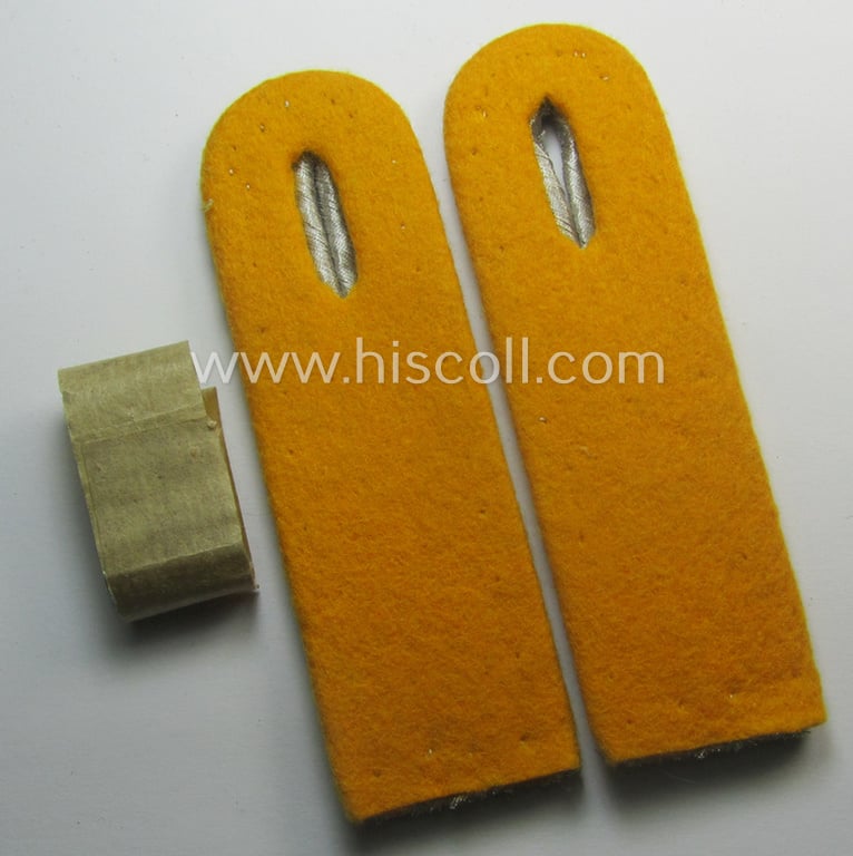 'Virtually mint' pair of WH (Luftwaffe) officers'-type shoulderboards as was intended for usage by a: 'Leutnant eines Flieger- o. Fallschirmjäger-Rgts.'