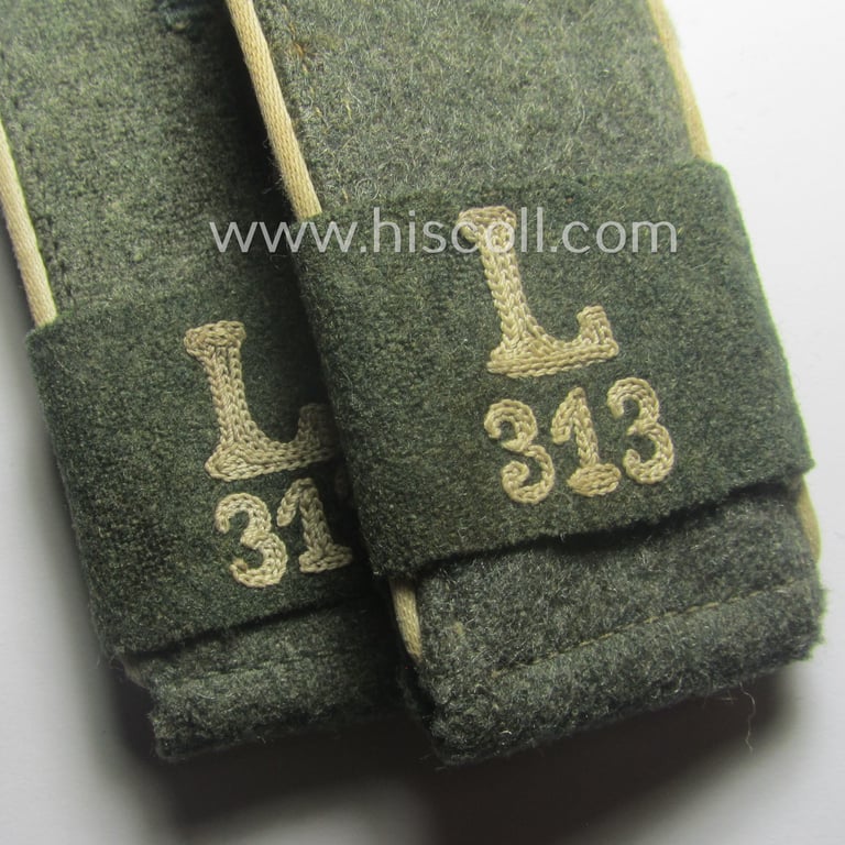 Attractive - albeit minimally mis-matched! - pair of mid-war-period so-called: 'M40 o. M43'-pattern, WH (Heeres) EM-type shoulderstraps that comes with its accompanying 'Überschube'-pair as intended for a: 'Soldat des Landesschützen-Bataillons 313'