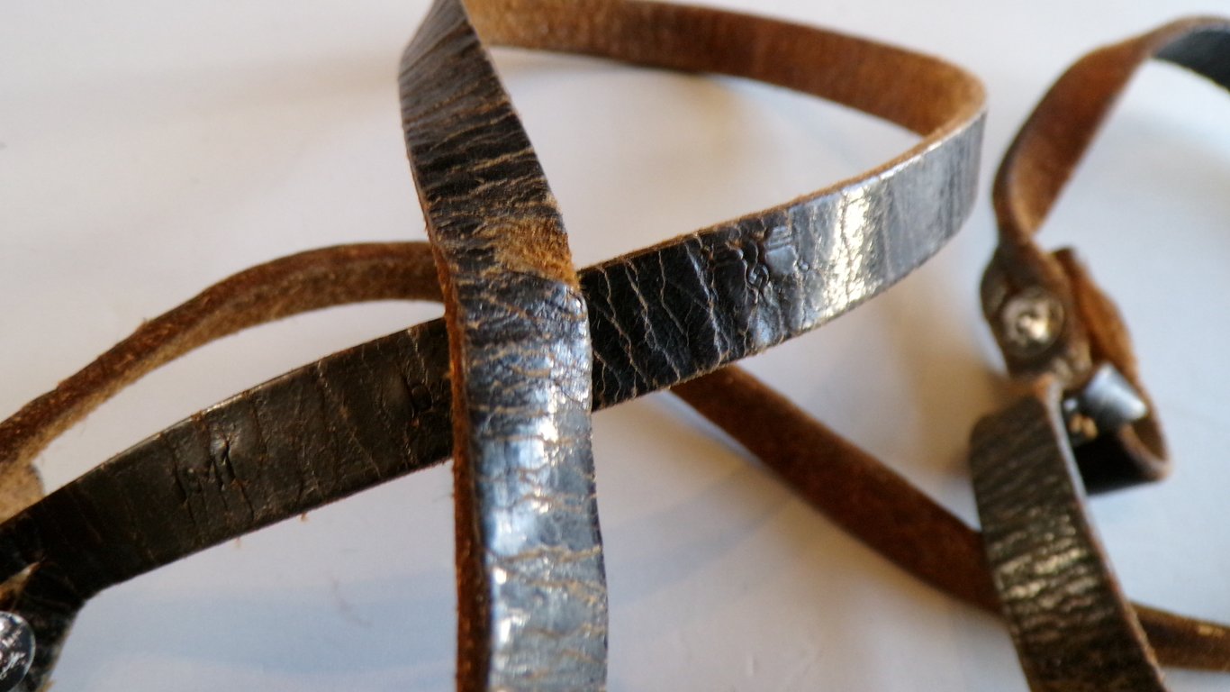 Dienstglas lens cover with sling