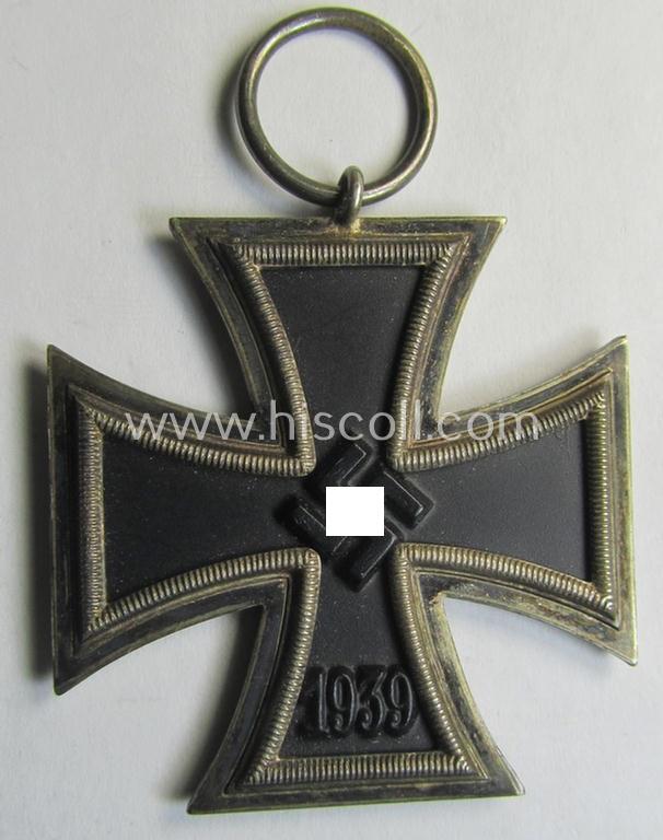 Attractive, 'Eisernes Kreuz II. Klasse' being a non-maker-marked example that comes together with its original- and never-mounted ribbon (ie. 'Bandabschnitt') as was (I deem) produced by the maker (ie. 'Hersteller'): 'AG für Heeresbedarf...'