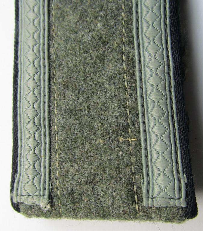 Single, later-war-period so-called: 'M44'-pattern, simplified WH (Heeres) NCO-type shoulderstrap as piped in the black-coloured branchcolour as was intended for usage by an: 'Unteroffizier der Pionier-Truppen'