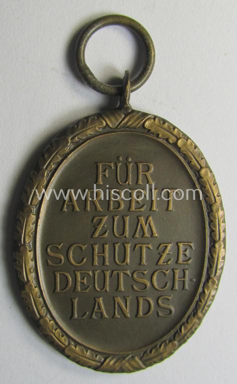 Attractive medal-set: 'Deutsches Schutzwall Ehrenzeichen' (aka: 'Westwall'-medal) being a typical non-maker-marked- and/or 'Buntmetall'-based specimen that comes packed in its original pouch of issue by the: 'Moritz Hausch A.G.'-company